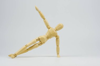 Eklemli ahşap figür bir tür fiziksel egzersizin pozisyonunu temsil ediyor.