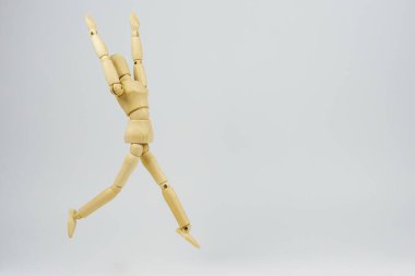 Eklemli ahşap figür bir tür fiziksel egzersizin pozisyonunu temsil ediyor.