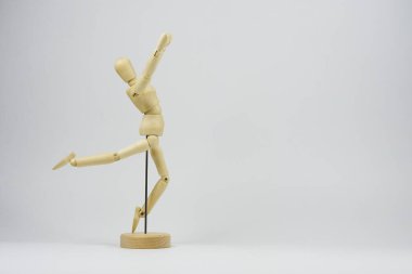 Eklemli ahşap figür bir tür fiziksel egzersizin pozisyonunu temsil ediyor.