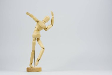 Çeşitli dans hareketlerini temsil eden tahta figür neşe ve rahatlığı temsil ediyor.