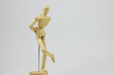 Çeşitli dans hareketlerini temsil eden tahta figür neşe ve rahatlığı temsil ediyor.