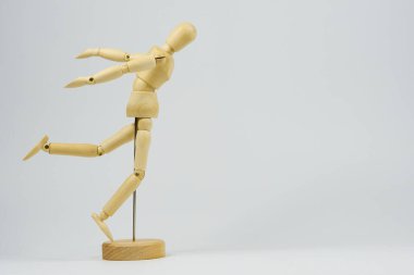 Eklemli ahşap figür bir tür fiziksel egzersizin pozisyonunu temsil ediyor.