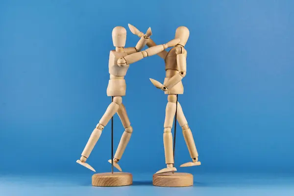 Tahta figürler dövüş sanatları eğitiminde pozisyon ve hareketleri temsil ediyor.