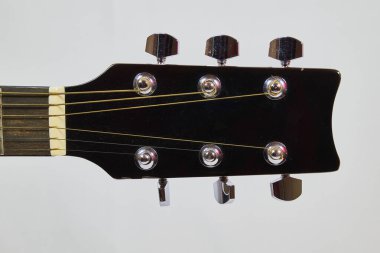 Modern stil ahşap akustik gitar izole edilmiş, metal telli, rock müzik için ideal bazı belirli parçaları gösteriyor