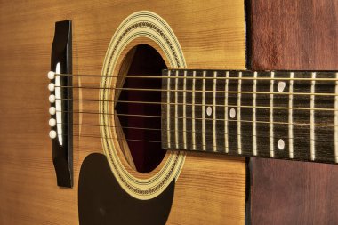 Modern stil ahşap akustik gitar izole edilmiş, metal telli, rock müzik için ideal bazı belirli parçaları gösteriyor