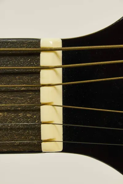 Modern stil ahşap akustik gitar izole edilmiş, metal telli, rock müzik için ideal bazı belirli parçaları gösteriyor