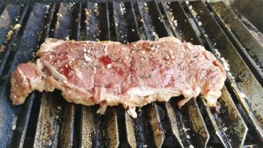 Mangalda biftek kızartılıyor.