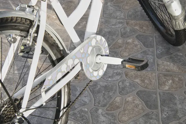 Beyaz şehir bisikleti, antika sepetli, insanlardan soyutlanmış.