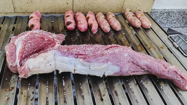 Mangalda biftek kızartılıyor.