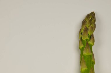 Taze yeşil kuşkonmaz metin için kopyalama alanı ile düzenlenmiş, doğal beyaz arkaplan üzerinde