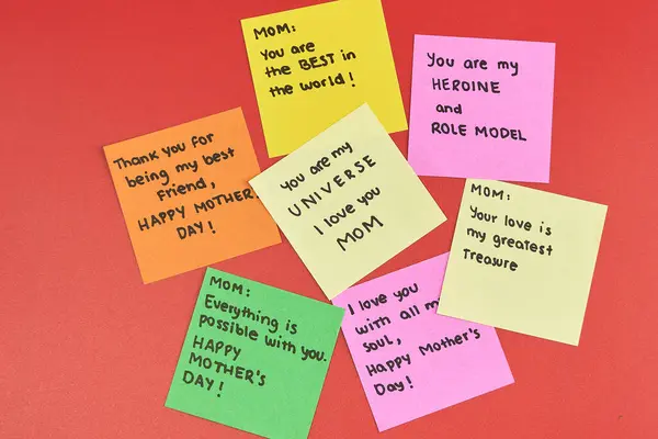 Anneler Günü için minnettarlık ve minnettarlık yazısını kırmızı bir arkaplanda metin için fotokopi alanı ile paylaşın.