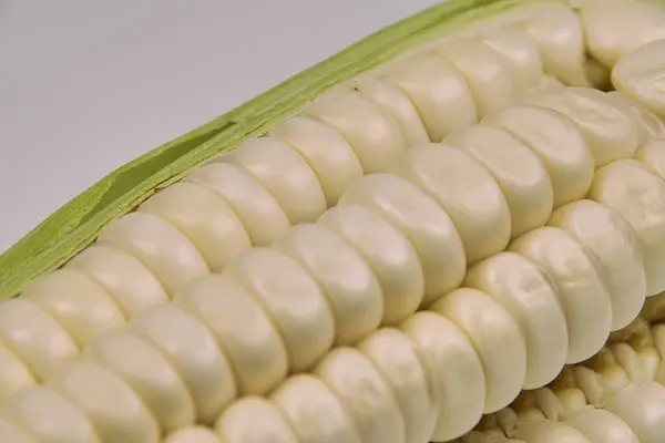 Koçandaki taze çiğ mısır, Peru mutfağının farklı yemeklerinde kullanılmak üzere..
