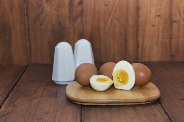 Kahvaltıda yemek için sarı sarısı olan haşlanmış yumurta. Çok besleyici bir protein.