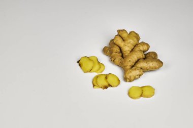 Kabuğu beyaz arkaplanda izole edilmiş taze zencefil kökü ve metin için boşluk