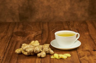 Zencefil kökü, soğuğa karşı doğal bir antibiyotik olarak çay fincanında servis edilir.