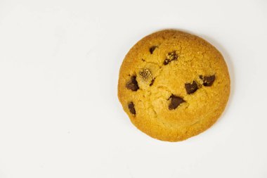 Çikolata parçalı kurabiyeler, izole edilmiş yakın plan fotokopi alanı olan beyaz bir arka plan.