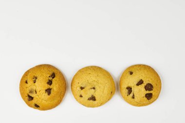 Çikolata parçalı kurabiyeler, izole edilmiş yakın plan fotokopi alanı olan beyaz bir arka plan.