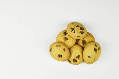 Çikolata parçalı kurabiyeler, izole edilmiş yakın plan fotokopi alanı olan beyaz bir arka plan.