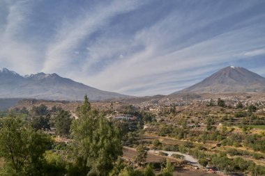 Peru 'nun Arequipa şehrinde Chachani ve Misti volkanlarının görüldüğü Volkanlar Vadisi manzarası.