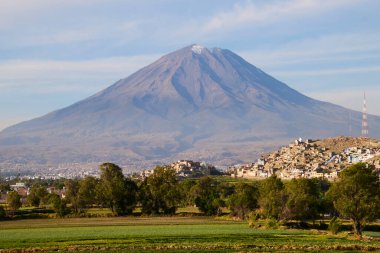 Arequipa, Peru 'nun yeşil kırsalındaki Misti Volkanı manzarası.