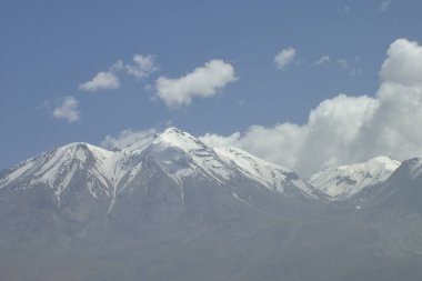 Peru 'nun Arequipa kentindeki karlı zirvesiyle görkemli Chachani volkanı manzarası