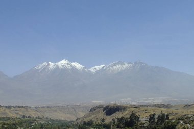 Peru 'nun Arequipa kentindeki karlı zirvesiyle görkemli Chachani volkanı manzarası