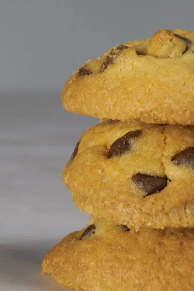 Üç parçalı çikolatalı kurabiye, gri bir arka planda, mesaj için yer var.