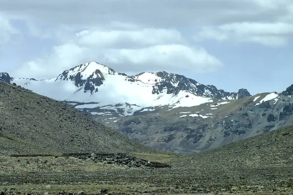 Peru 'nun Arequipa kentindeki karlı zirvesiyle görkemli Chachani volkanı manzarası