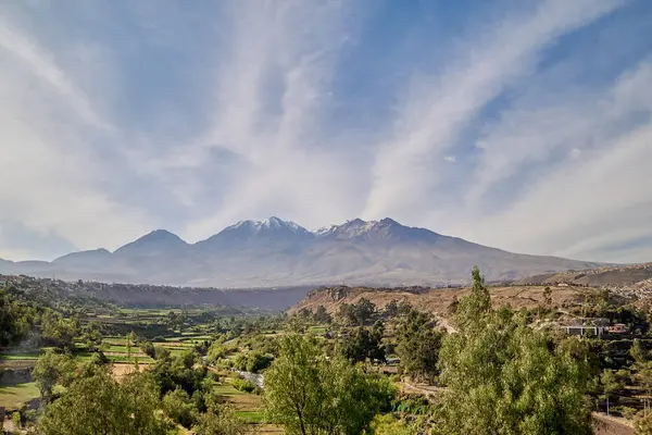 Peru 'nun Arequipa kentindeki karlı zirvesiyle görkemli Chachani volkanı manzarası