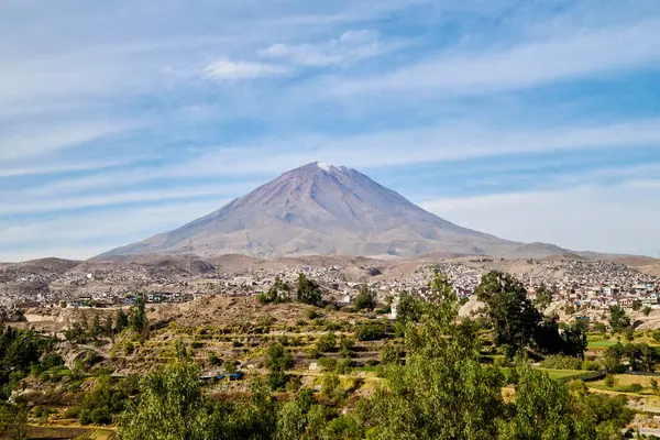 Arequipa, Peru 'nun yeşil kırsalındaki Misti Volkanı manzarası.