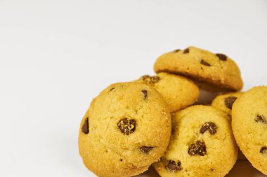 Çikolata parçalı kurabiyeler, beyaz arkaplanda izole edilmiş fotokopi alanı için düzenlenmiştir.
