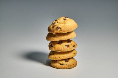 Çikolata parçalı kurabiyeler, beyaz arkaplanda izole edilmiş fotokopi alanı için düzenlenmiştir.