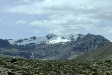 Peru 'nun Arequipa kentindeki karlı zirvesiyle görkemli Chachani volkanı manzarası
