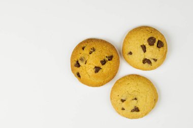 Çikolata parçalı kurabiyeler, beyaz arkaplanda izole edilmiş fotokopi alanı için düzenlenmiştir.