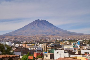 Arequipa, Peru 'daki görkemli Misti Volkanı etkileyici ihtişamını sergiliyor..