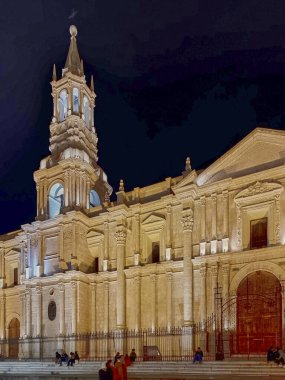 Arequipa Katedrali 'nin kulelerinden birinin gece manzarası. En güzel bazilikalardan biri olarak kabul edilen görkemli mimari yapı..