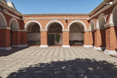 Santa Catalina Manastırı Dominikli rahibeler için manastır gibiydi. Sokakları ve bahçeleri dikkat çekicidir. Eski sömürge mimarisi de parlak renklidir..