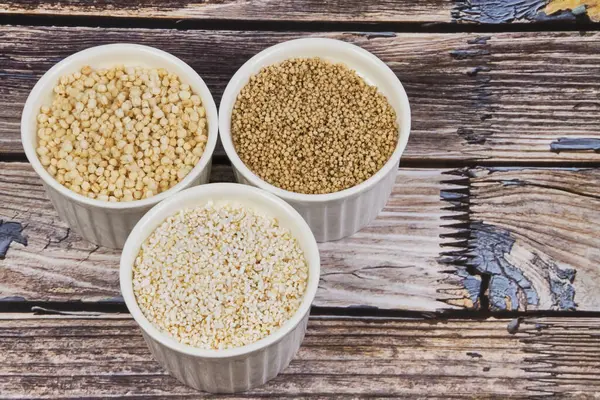 Tam tahıl konsepti. Buğday, mısır ve kinoanın renkli bir karışımı. Sağlıklı bir diyet ve seçici odaklanma için gerekenler.