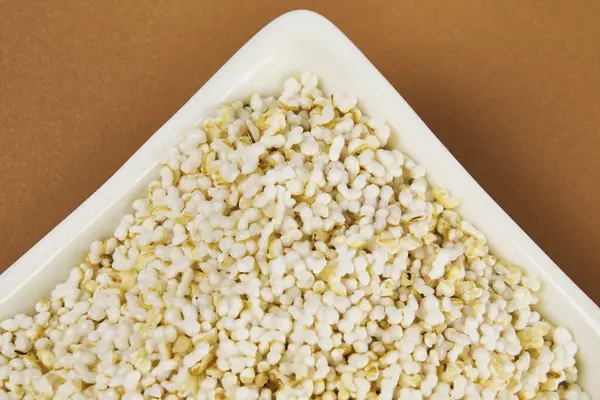 Tam tahıl konsepti. Kızarmış kiwicha. Sağlıklı ve güçlendirici bir kahvaltı için gerekli malzemeler, sağlıklı bir diyet, seçici odaklı..