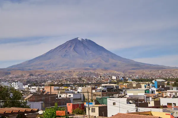 Arequipa, Peru 'daki görkemli Misti Volkanı etkileyici ihtişamını sergiliyor..