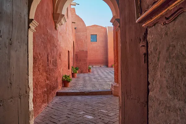 Santa Catalina Manastırı Dominikli rahibeler için manastır gibiydi. Sokakları ve bahçeleri dikkat çekicidir. Eski sömürge mimarisi de parlak renklidir..