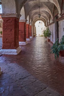 Santa Catalina Manastırı Dominikli rahibeler için manastır gibiydi. Sokakları ve bahçeleri dikkat çekicidir. Eski sömürge mimarisi de parlak renklidir..
