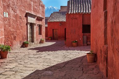 Santa Catalina Manastırı Dominikli rahibeler için manastır gibiydi. Sokakları ve bahçeleri dikkat çekicidir. Eski sömürge mimarisi de parlak renklidir..