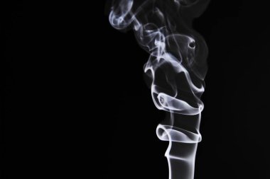 İzole edilmiş siyah bir zemin üzerinde beyaz dumanın oluşturduğu soyut figür gerçekten güzel şekillerle bilinçaltı uyarır.