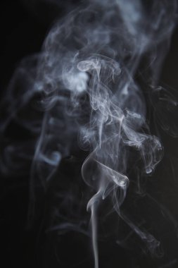 İzole edilmiş siyah bir zemin üzerinde beyaz dumanın oluşturduğu soyut figür gerçekten güzel şekillerle bilinçaltı uyarır.
