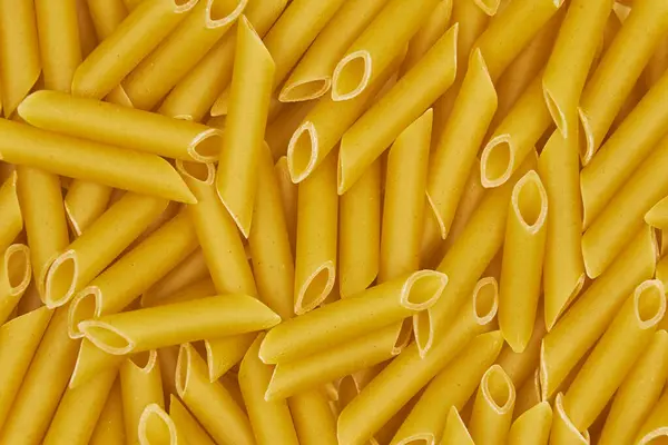 Desenli arkaplanı ve kopyalama alanı olan çiğ makarna tam boy resim.