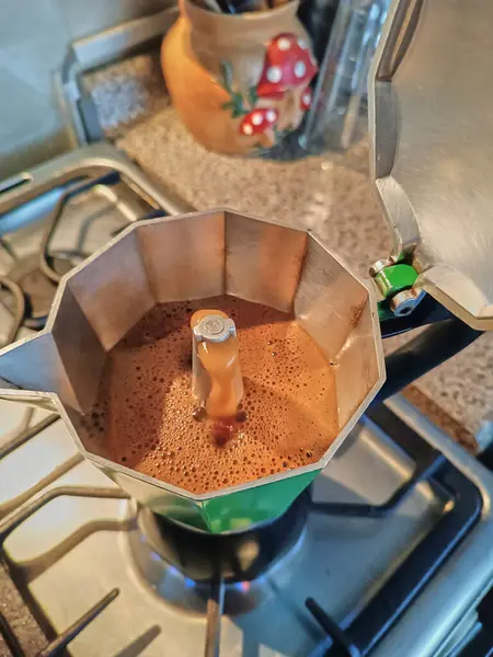 İtalyan ya da Moka tenceresi fırının üstünde, espresso yapıldığı anda.