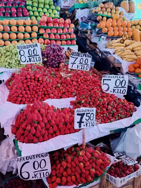 Peru 'nun Arequipa kentindeki ana pazarlardan birinde satılmaya hazır çok çeşitli taze çilekler sergilenmektedir.,