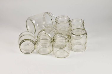 Metal ve cam kaplar geri dönüşüm için istiflendi çünkü artık günlük olarak kullanılmıyorlar. Gezegeni koruma ve çevreyi koruma kavramı ile birlikte..