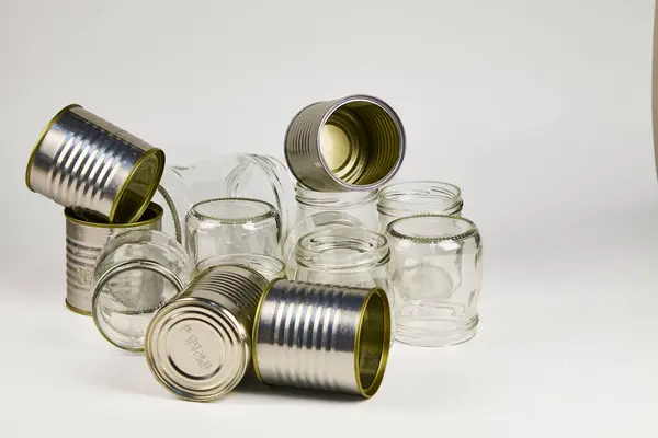 Metal ve cam kaplar geri dönüşüm için istiflendi çünkü artık günlük olarak kullanılmıyorlar. Gezegeni koruma ve çevreyi koruma kavramı ile birlikte..